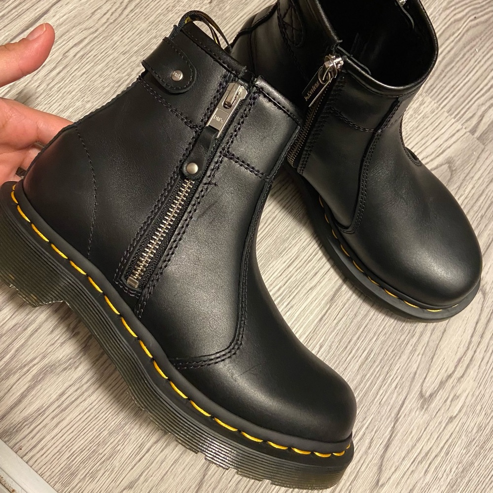 2976 Women’s Double Zip Leather Chelsea Boots | Dr. Martens